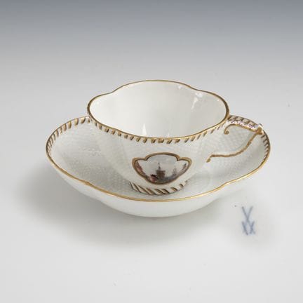Tazza barocca con dipinto di paesaggio. Meissen.  