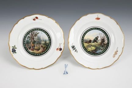 2 assiettes décorées d'un motif de chasse. Meissen