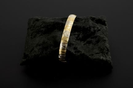 Zweifarbiges Gliederarmband.  

 
 

Gelb- und Wei