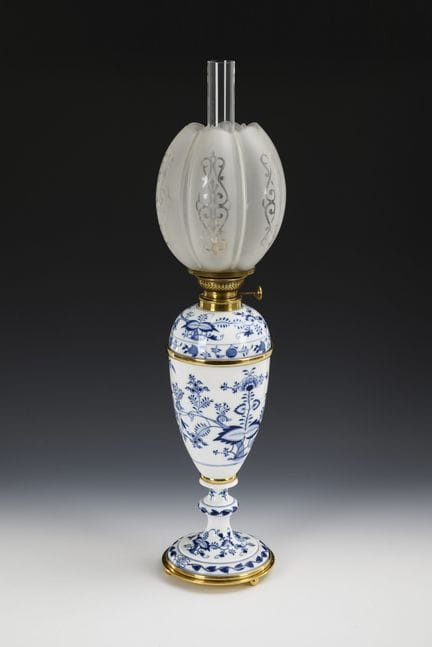 Lampe à pétrole à motif d'oignon. Meissen.  

Épée