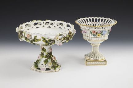 2 centres de table ornés de fleurs.  
 

 XXe sièc