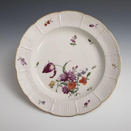 Barocker Gemüseteller mit Blumenmalerei. Ludwigsbu