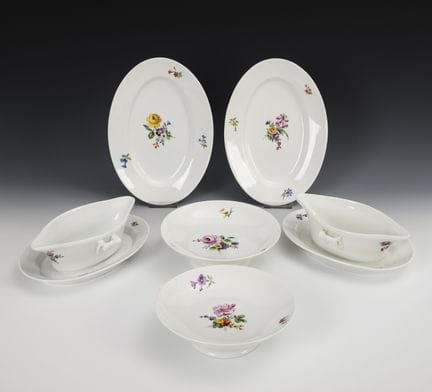 一套6件带花卉彩绘的餐具。柏林皇家瓷器厂（KPM）。  
 

 权杖标志与红色帝国苹果，20世纪上
