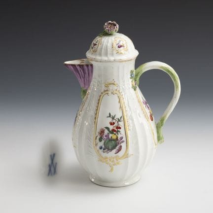 Caffettiera barocca con decorazioni raffiguranti u