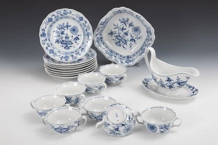 一套18件洋葱纹餐具。迈森。  
 

 剑形标志，20世纪下半叶，一级品。 
  
 

 釉下蓝