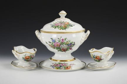 带花卉彩绘的炖锅和2个酱汁碗。Bing &amp; Gröndahl。  
 

 蓝标和戳印，19