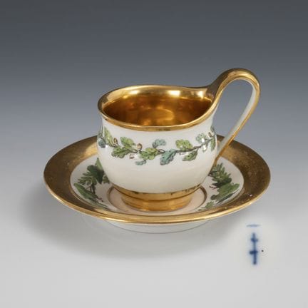 Tazza da vetrina con fascia di foglie di quercia. 