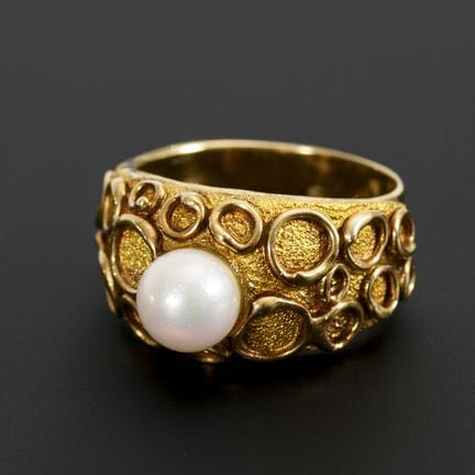 Anello di alta qualità con perla.  
 

 
  
 

 Pu