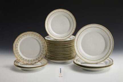 3 + 17 + 3 只“库尔兰图案”餐盘。柏林皇家瓷器厂（KPM）。  
 

 权杖标志与红色帝
