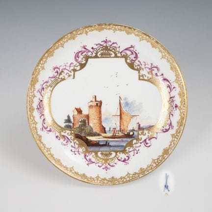 Piattino barocco con decorazioni marine. Meissen. 