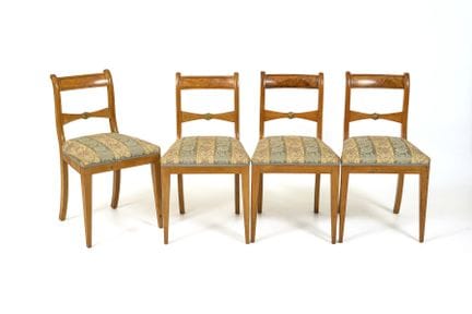 4 chaises de style Biedermeier.  

 
 

Bois clair