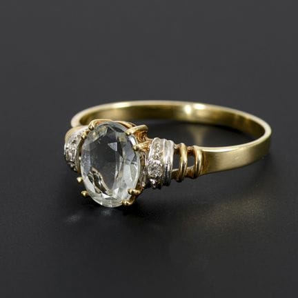 Ring mit blauem Farbstein.  
 

 
  
 

 Gelb- und