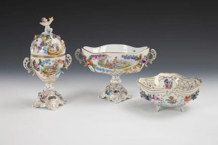 Boîte, soucoupe et coupelle ajourée ornées d'un mo
