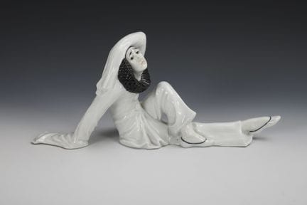 Pierrot allongé. Heubach.  
 

 Marque carrée, à p