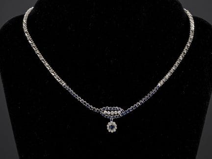 Collana con zaffiri e brillanti.  
 

 
  
 

 Pun