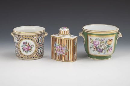 2 cache-pots et 1 boîte à thé décorés de motifs fl