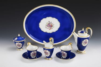 Dejeneur mit königsblauem Fond und Blumendekor. Fü