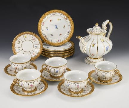 一套19件“X形”茶具，饰有散花纹。迈森。  
 

剑形印记，20世纪下半叶，一级品。 
  
 