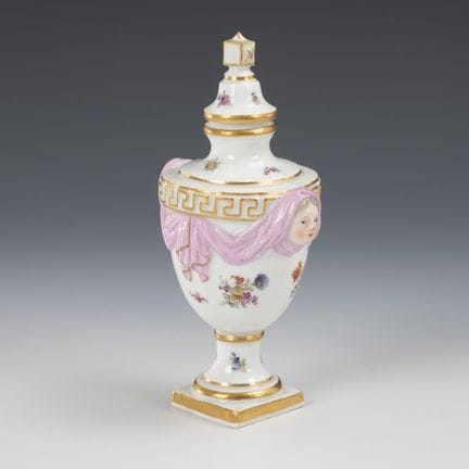 Piccolo vaso con coperchio e manici a mascherone. 