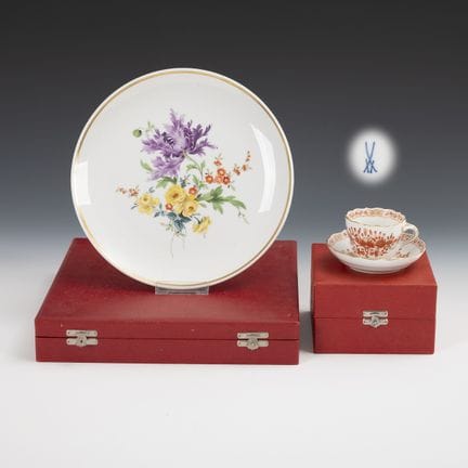 盘子和摩卡杯，原装礼盒。迈森。  
 

 剑形标志，20世纪下半叶，一级品，两道磨痕。 
  
 