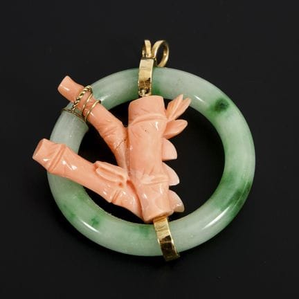 Ciondolo con corallo e anello di giada.  
 

 
  
