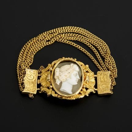 Historisches Armband mit antikisierender Muschelka