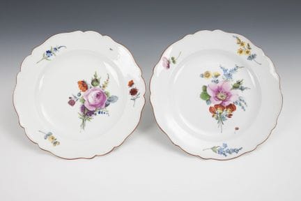 2只带花卉图案的餐盘。迈森。  
 

 剑形标记，马尔科利尼时期，1774-1814年。 
  
