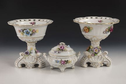 2 coupelles et 1 boîte ornée de motifs floraux. Sc