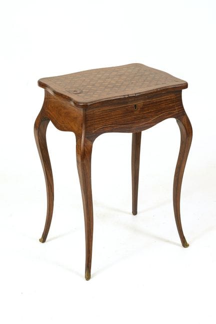 Small Louis XV sewing table.  
 

 19th century 
 