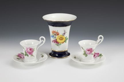 Vaso e 2 tazze con motivi floreali. Meissen.  
 

