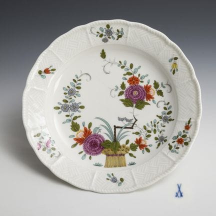 Assiette à motif de gerbes. Meissen.  

Épées à po