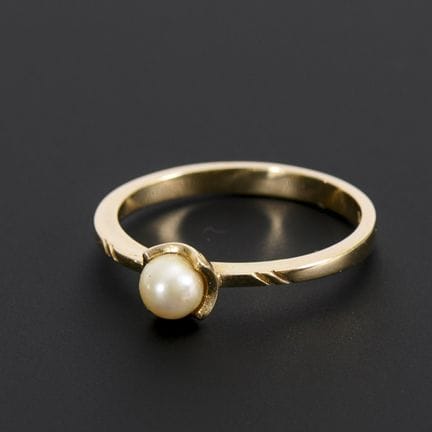 Anello con una piccola perla.  
 

 
  
 

 Punzon