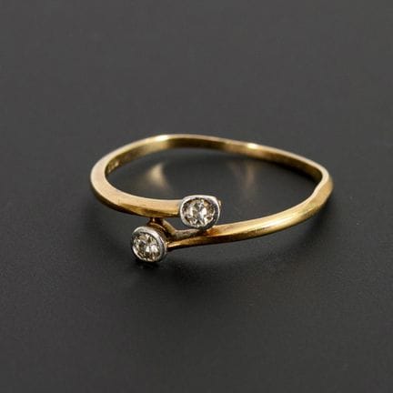 Toi-et-Moi-Ring mit Diamanten.  

 
 

Gelb- und W