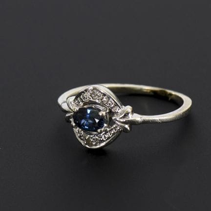 Art déco-Ring mit einem blauen Farbstein, wohl Sap
