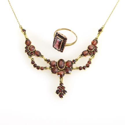 Collana e anello con granato.  

 
 

La collana è