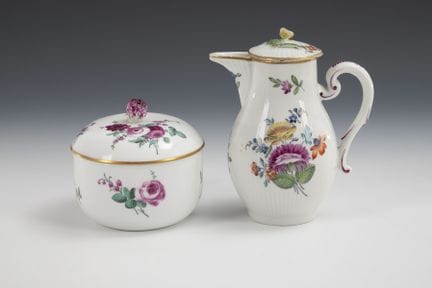 Barocke Zuckerdose und Kännchen mit Blumenmalerei.