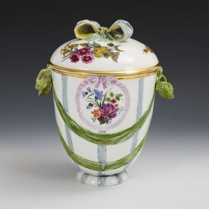 Vaso con coperchio e decorazione floreale. KPM Ber