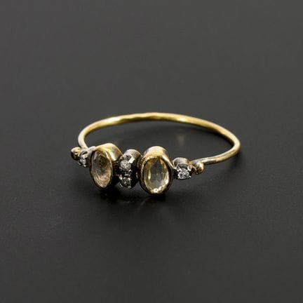 Ring mit Farbsteinen und kleinen Diamanten.  

 
 