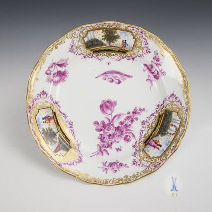Piatto con decorazioni in stile Purpur e Watteau. 