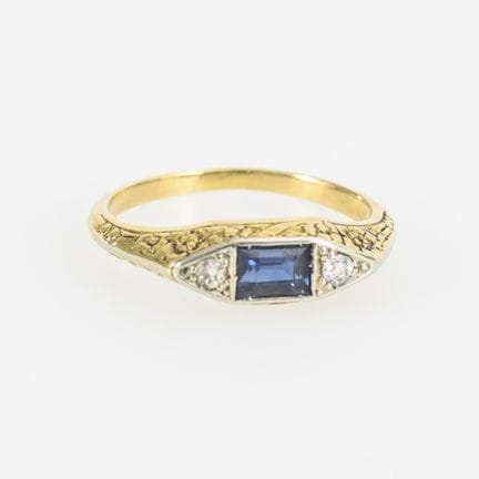 Historischer Ring mit einem blauen Farbstein, wohl