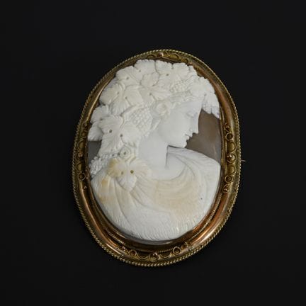 Historische Brosche mit Mänaden-Darstellung.  

 
