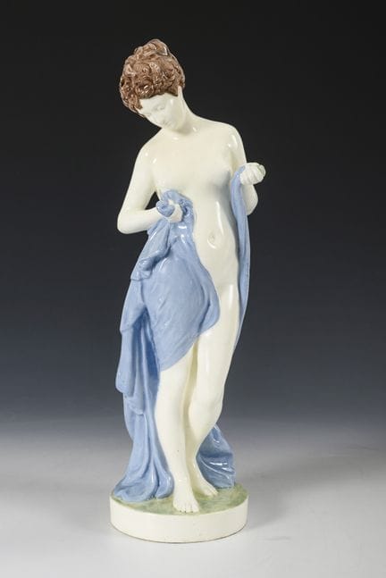 Mezza figura femminile in piedi. Manifattura vienn