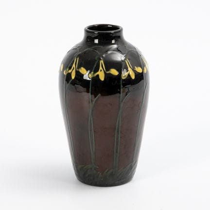 Vaso in stile Art Nouveau con bucaneve. Ceramica a