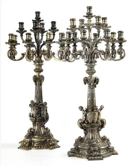 Par de candelabros victorianos de plata de estilo 