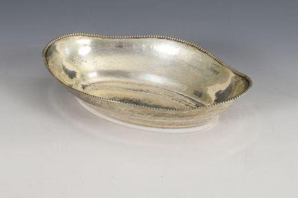 Ciotola ovale in argento in stile Art Déco.  
 

 