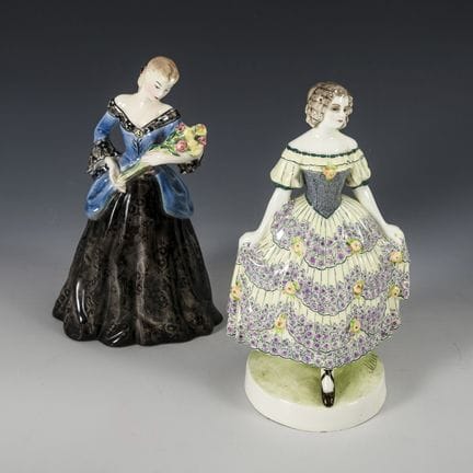2 figurine: signora con gonna nera a fiori e signo