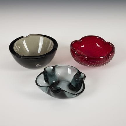 3 posacenere.  

 
 

Altezza max. 5,5 cm.
 

 1x 
