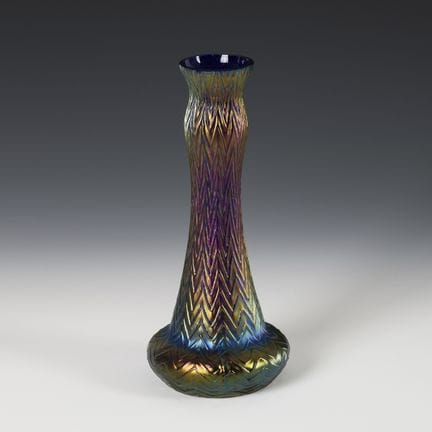 Vaso in stile Art Nouveau con decorazione a punte.