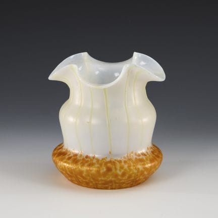 Vaso in stile Art Nouveau con protuberanze e fili.