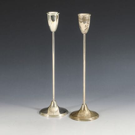 Par de candelabros de tulipán de plata.  
 

 Con 
